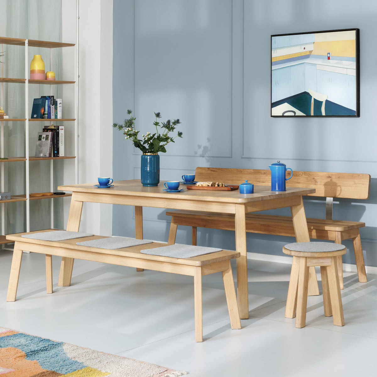 Esstisch, Sitzbank und Hocker aus massivem Naturholz mit Wollfilz-Sitzauflagen in Grau