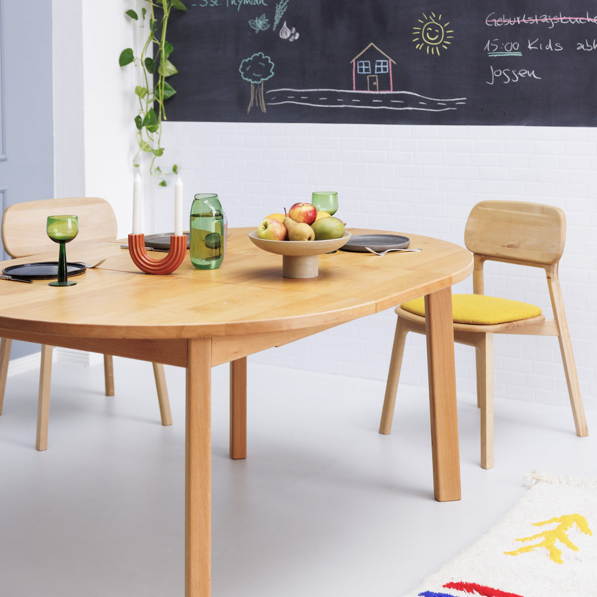 Runder Ausziehtisch aus massivem Holz und zeitlosem Design