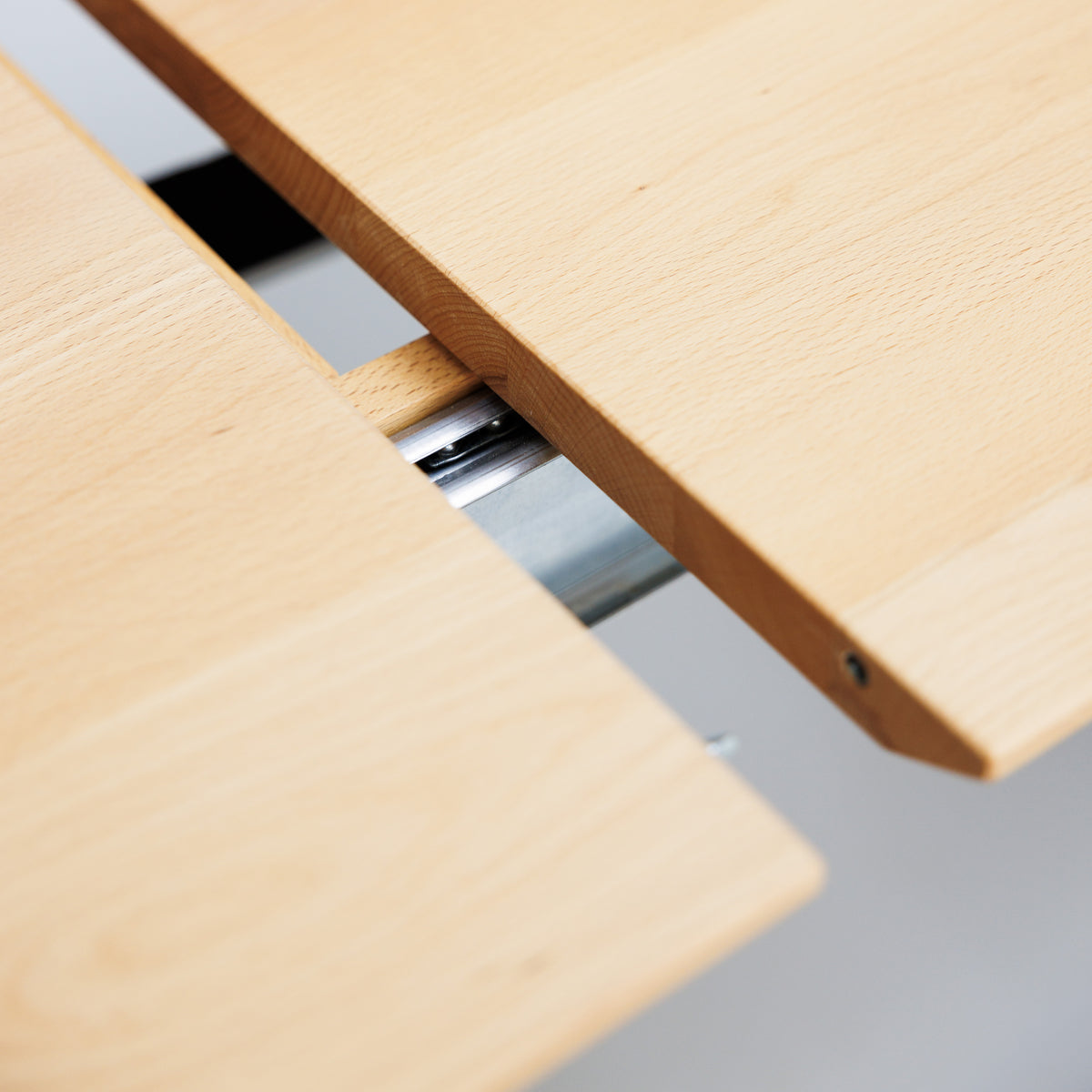 Ausziehbarer Esstisch Form S aus zertifiziertem Massivholz mit Auszug, Verbindungspins und Spannklemmen, geölt