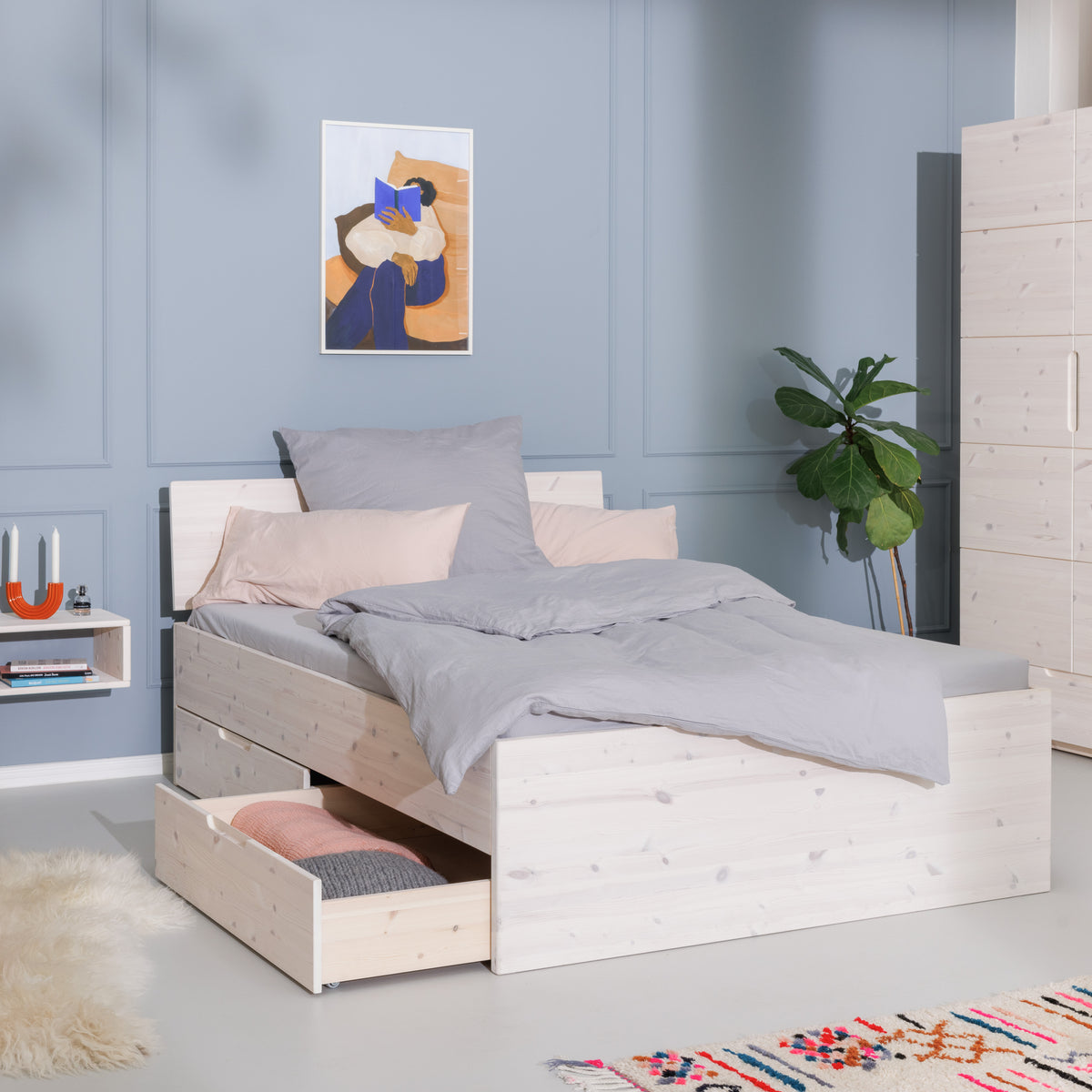 Design Massivholzbett mit Stauraum - weiß lasiert