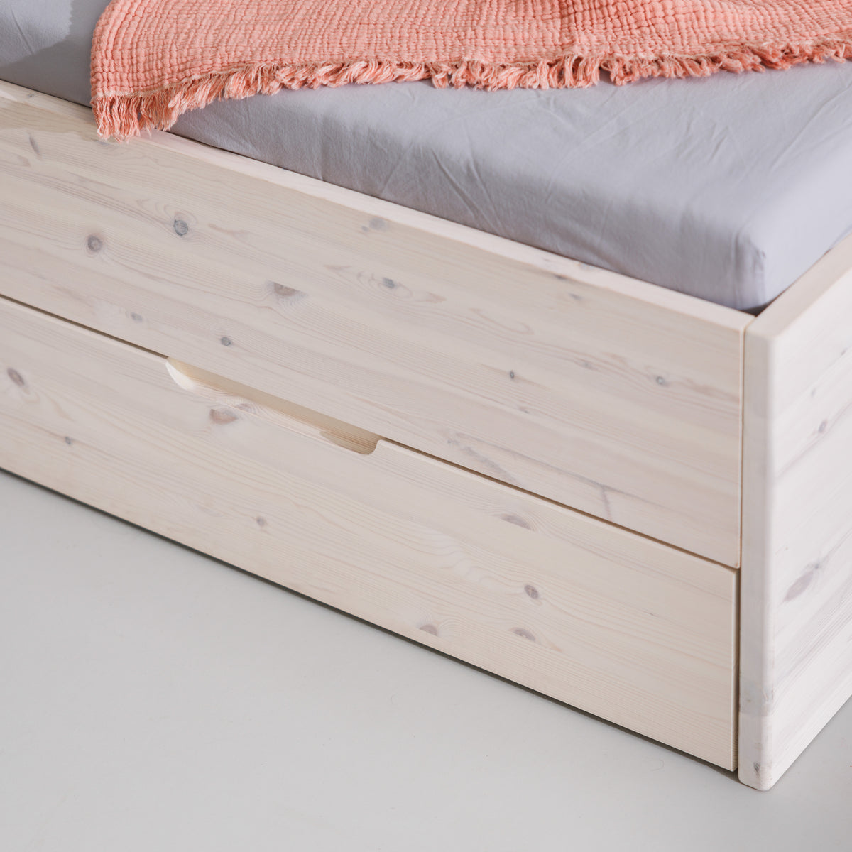 Schubkasten aus Massivholz weiß lasiert