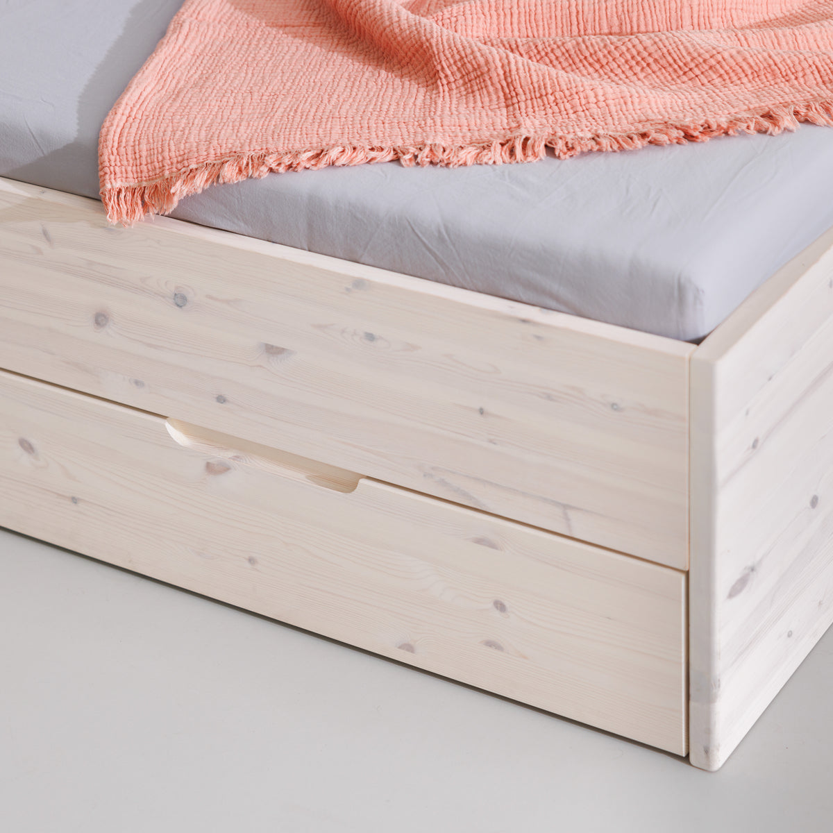 Geschlossener Bettkasten Bett Lade weiß - eingefräste Griffe