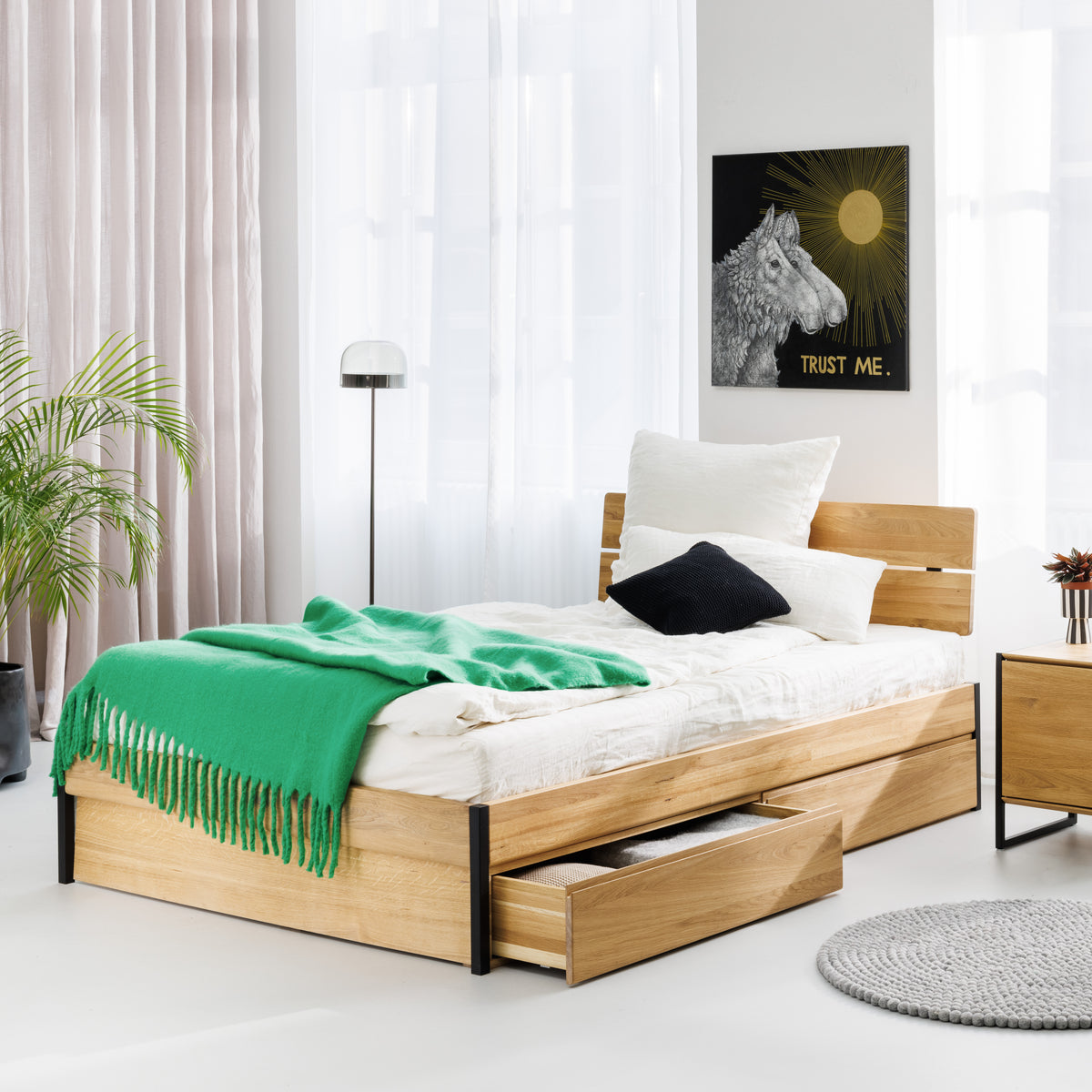 Bett Industrial Design mit Bettkästen und Kopfteil