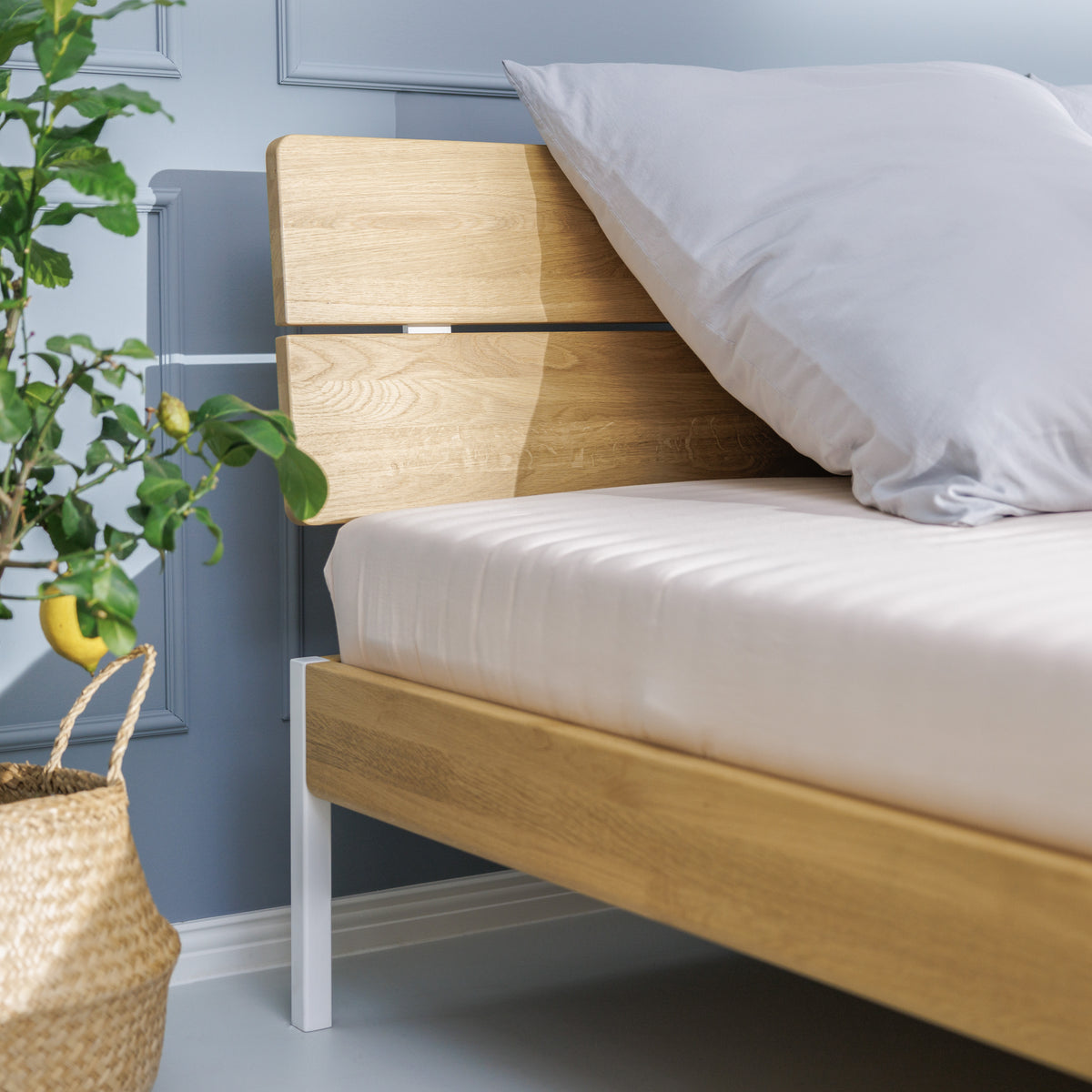 Minimalistisches Design Bett aus Eiche und weißen Metallfüßen