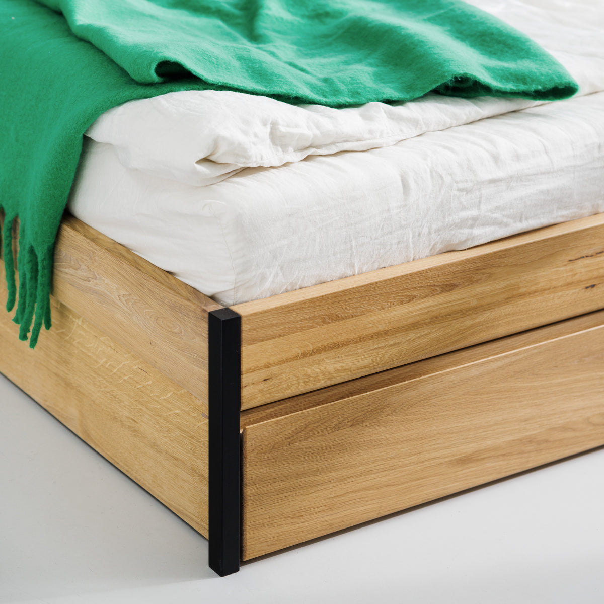 Bett mit schwarzen Metallbeinen und Eichenholz