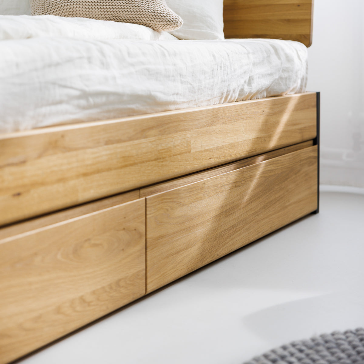 Bett mit Strauraum - Bettkästen mit eingelassenen Griffen