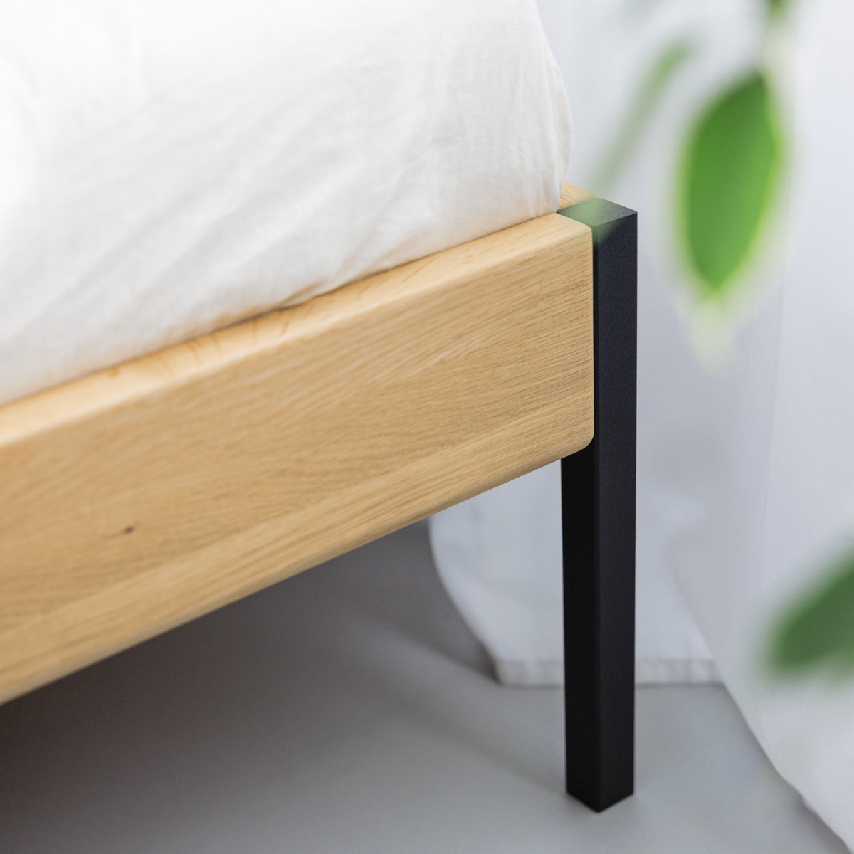 Bett mit handverlesener hell geölte Eiche