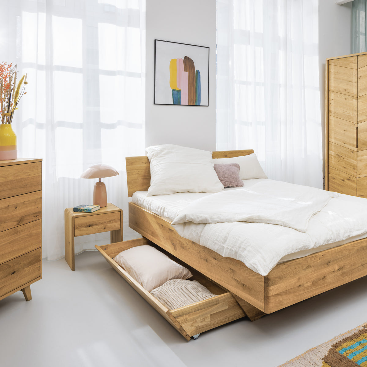 Stauraumbett Schöneberg Eiche mit Kleiderschrank. Nachttisch und Kommode