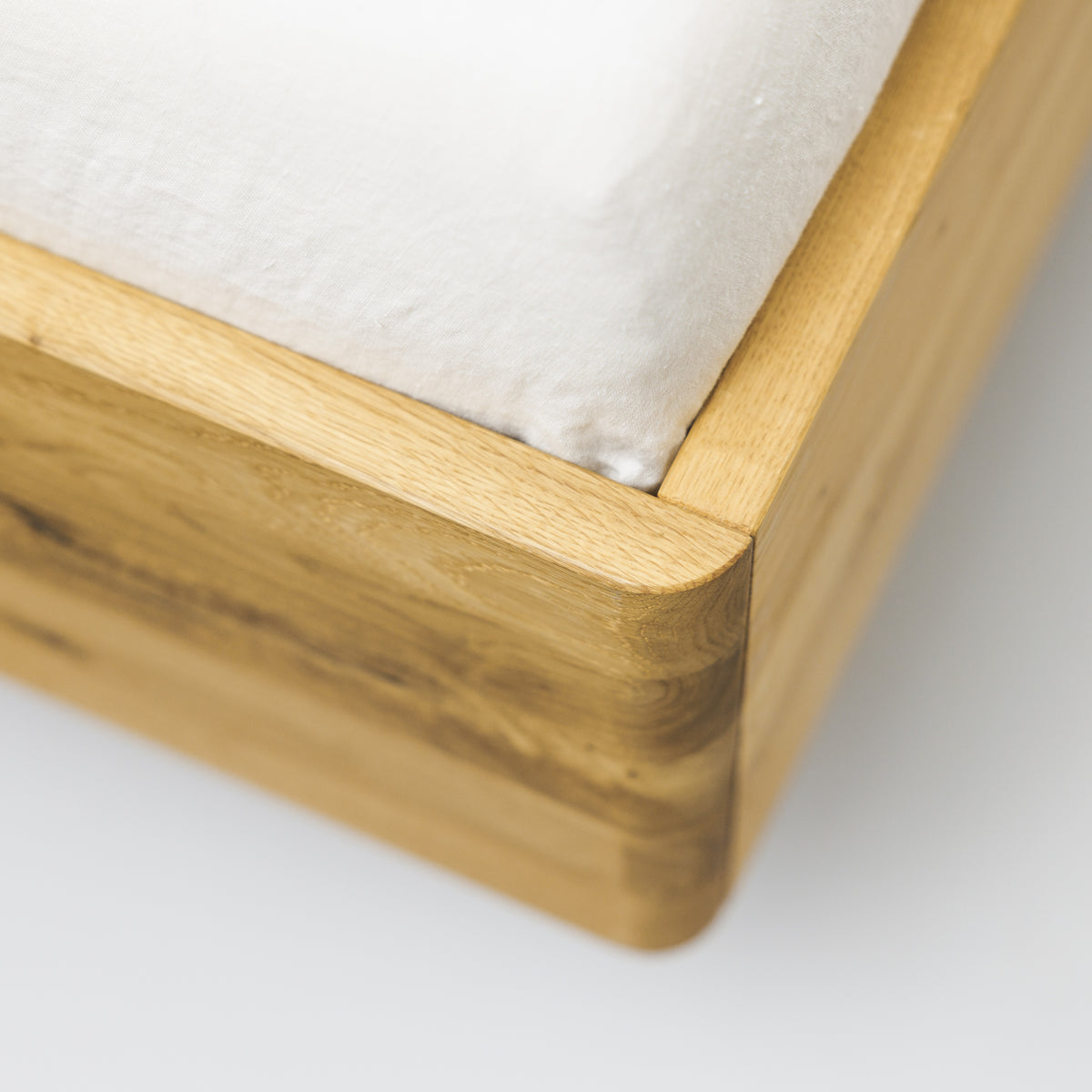 Bett mit runden Ecken