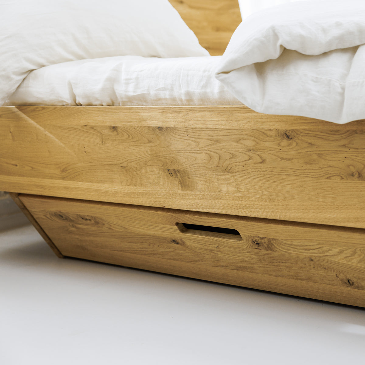 Versteckter Bettkasten aus Wildeiche für Bett Schöneberg