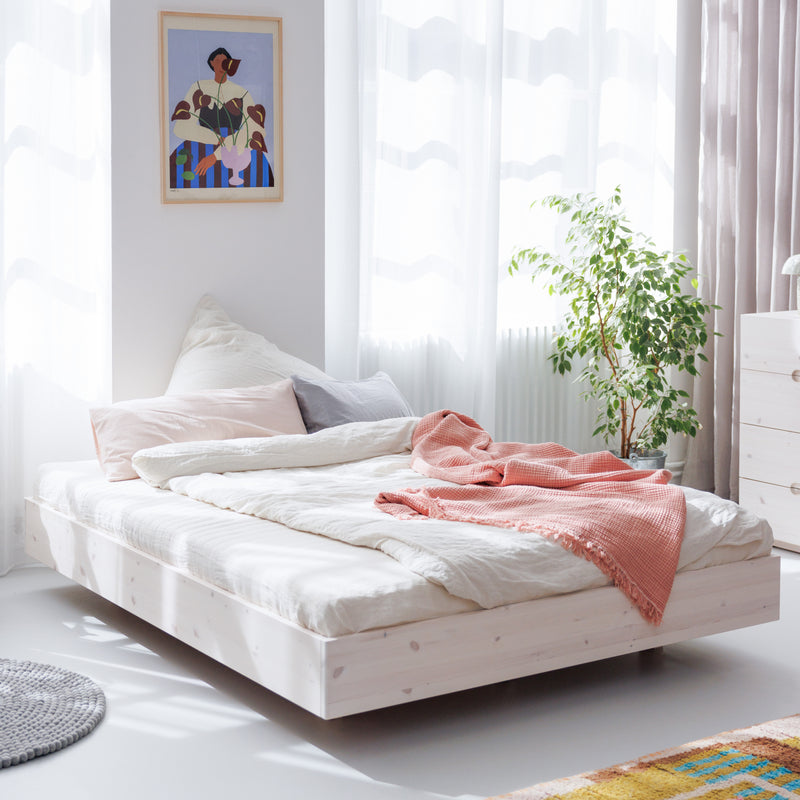 Niedriges Bett aus Massivholz weiß lasiert