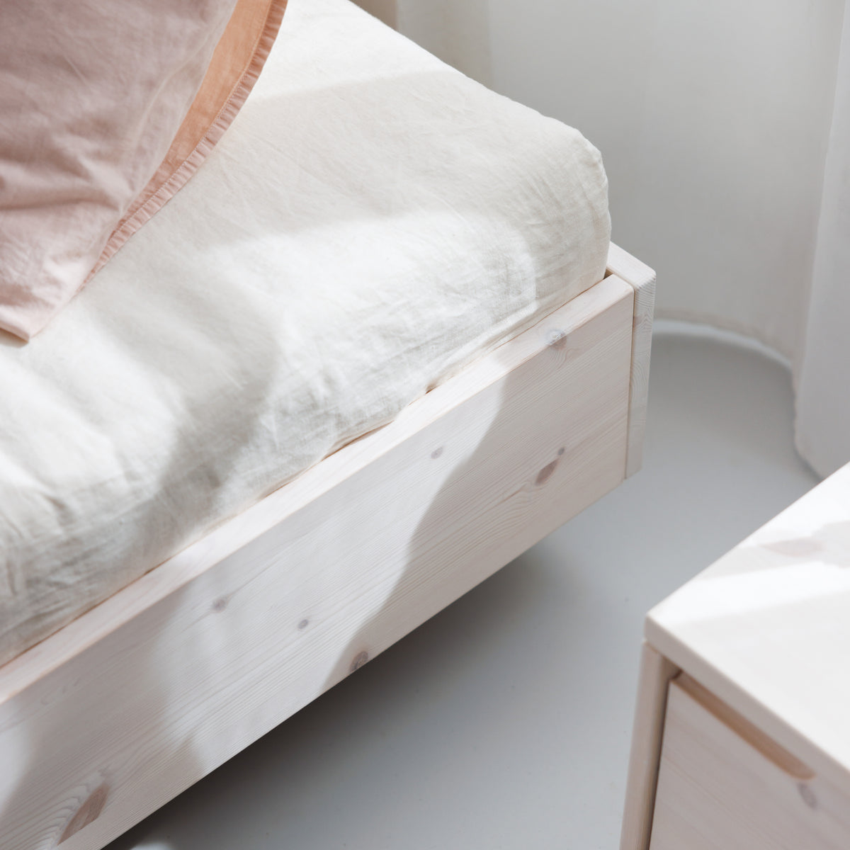 Weißes Futonbett Swebe aus Massivholz Kiefer