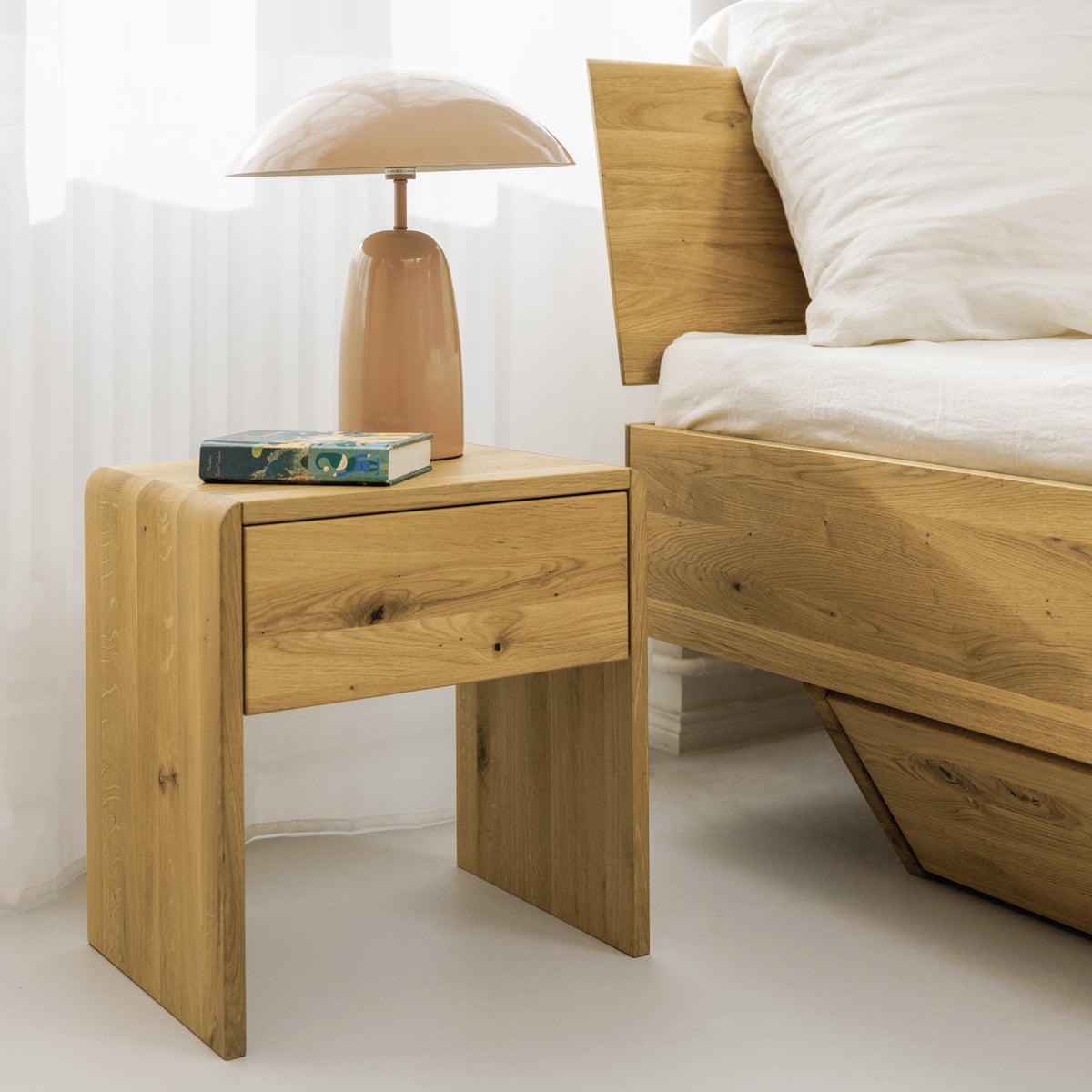 Nachtisch und Schwebebett aus massiver Wildeiche mit praktischem Stauraum 