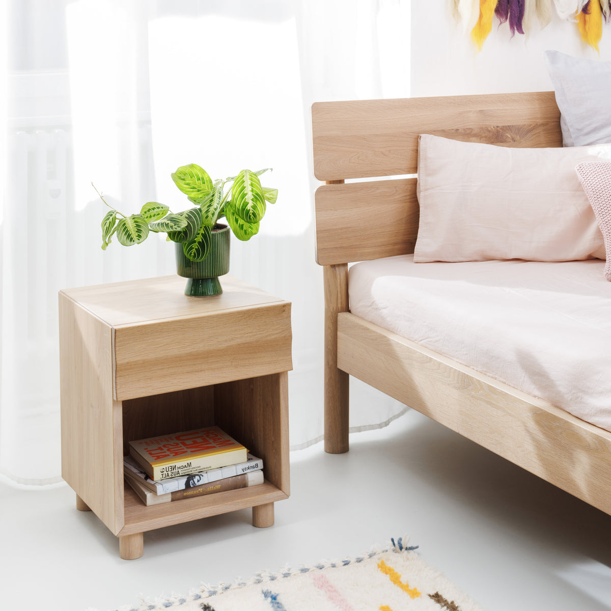 Massiver Nachttisch und Bett aus hell geölter Eiche 