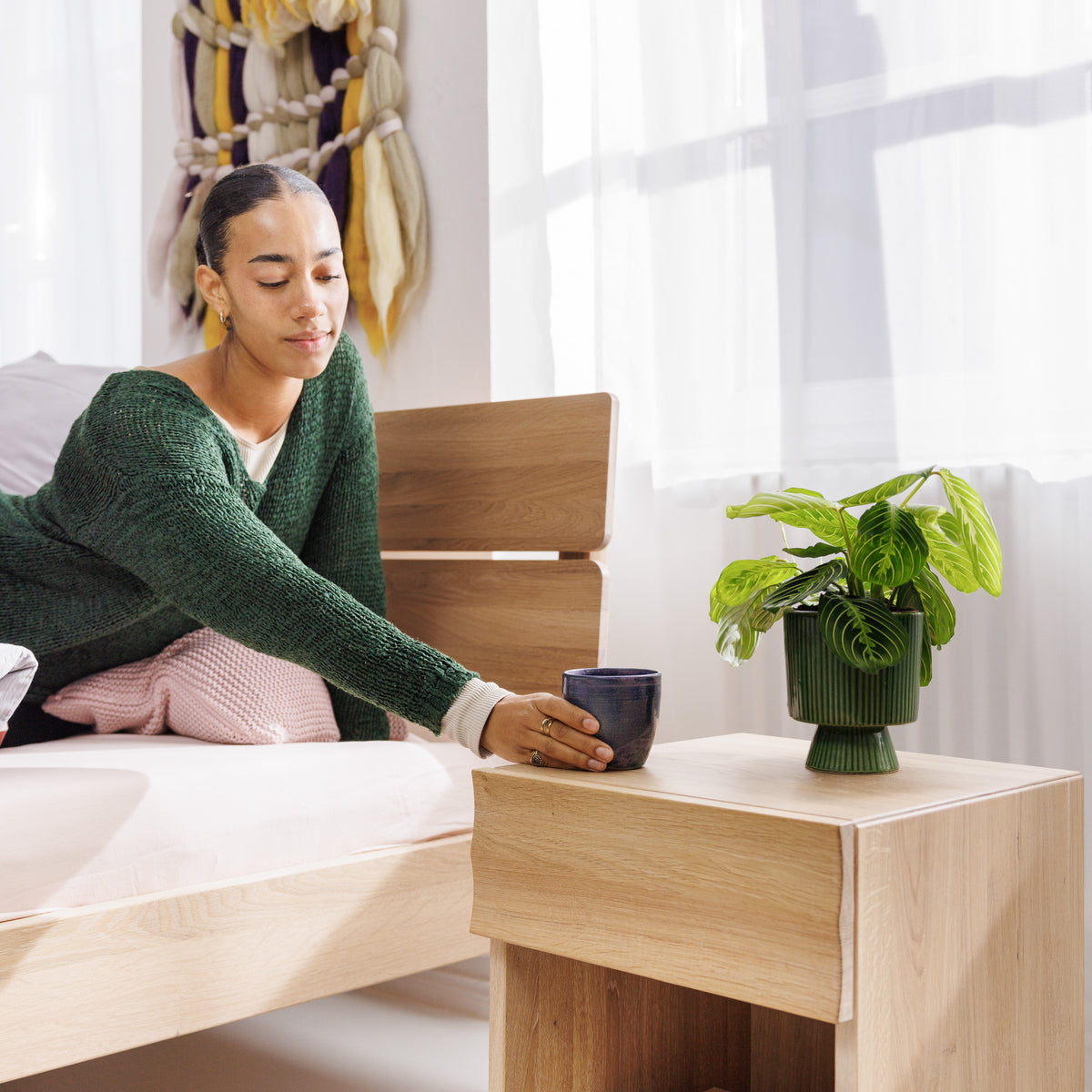 Puristisches Bett und Nachttisch aus massiver Eiche mit heller Ölung