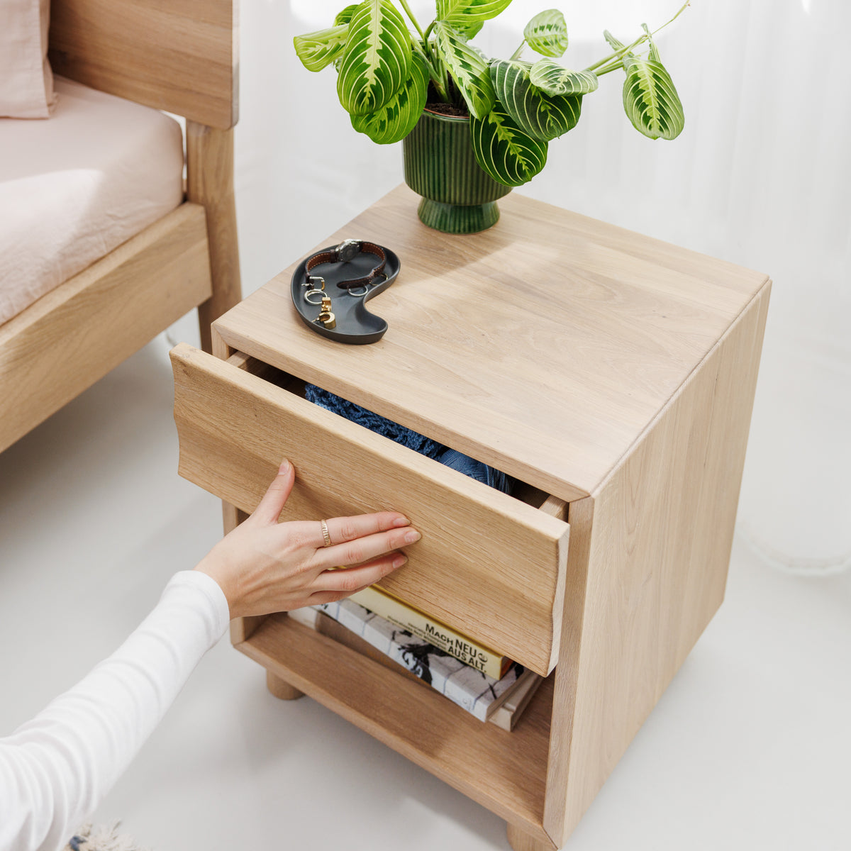 Design Nachttisch aus hell geölter Eiche mit hochwertiger Schublade
