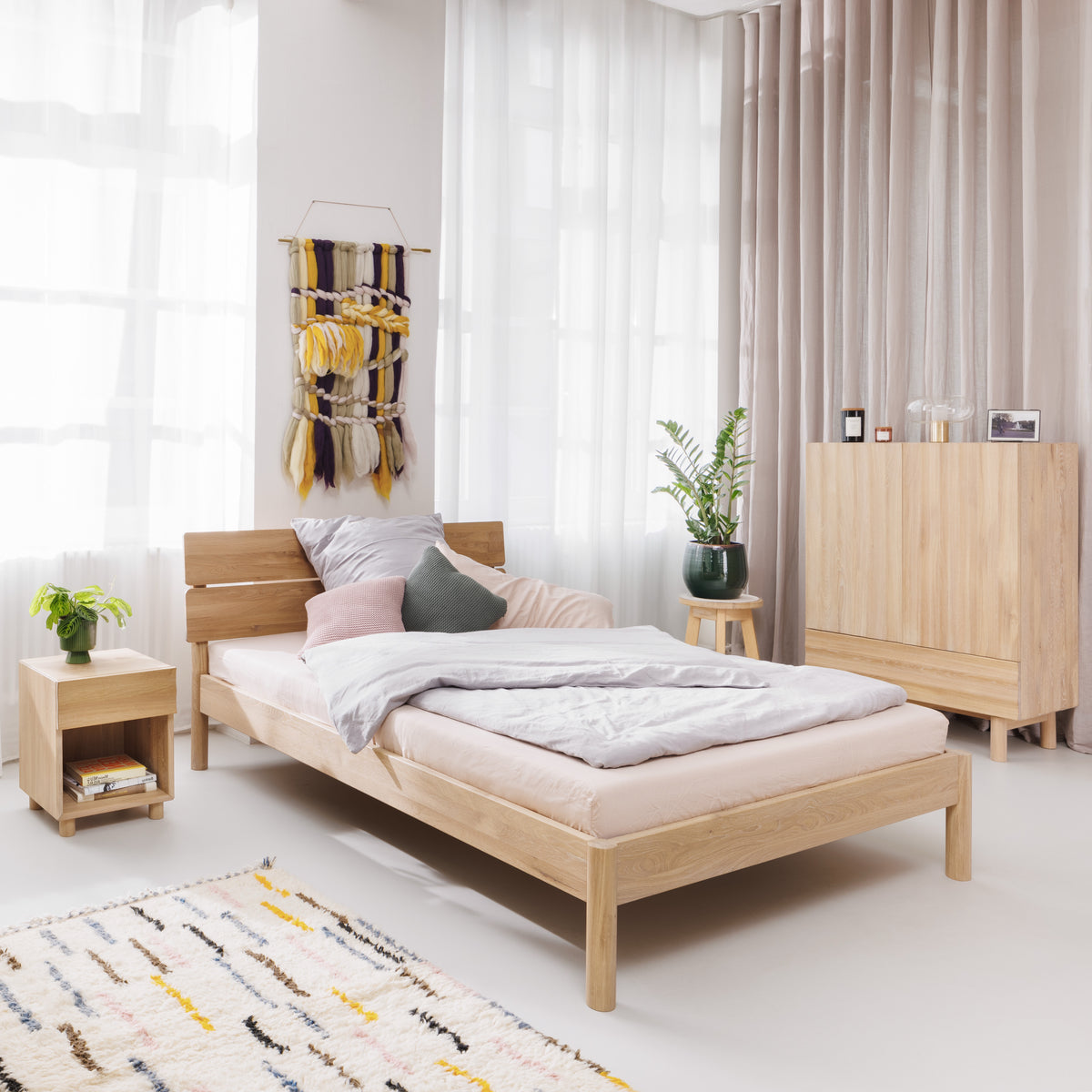 Designbett Ærø mit Lehne im Schlafzimmer