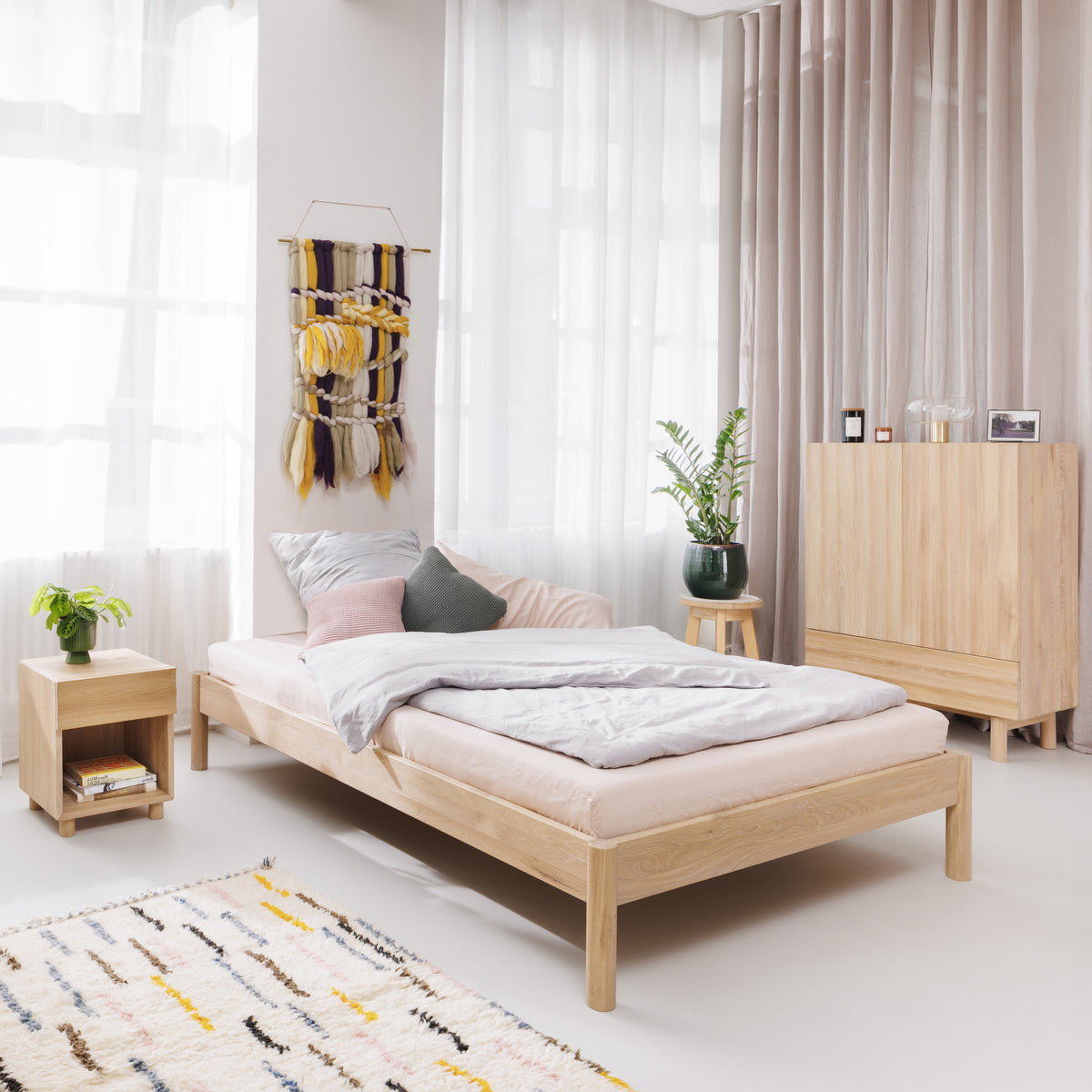 Minimalistisches Bett Ærø aus weiß geölter Eiche - niedrige Höhe
