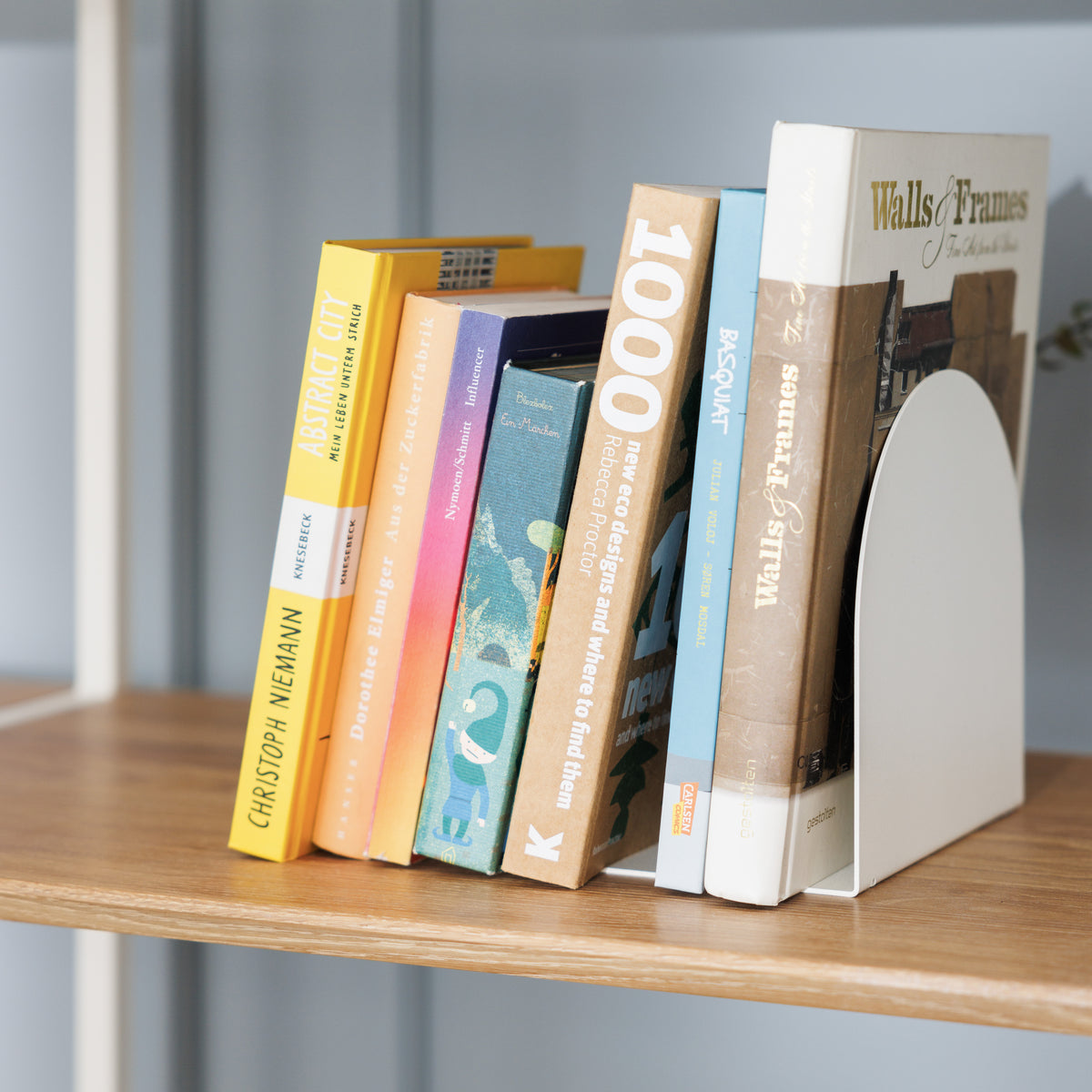 Halbrunde Buchstütze weiß pulverbeschichtet aus Stahl für Bücher