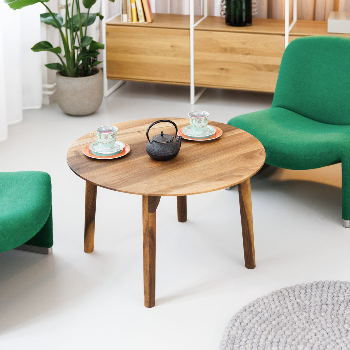 Runder Couchtisch aus Massivholz Nussbaum