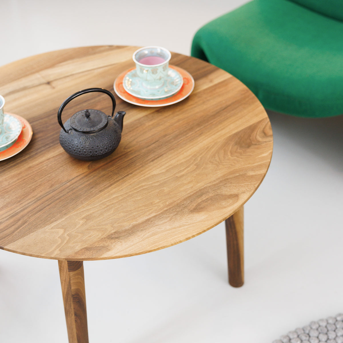 Minimalistischer Runder Couchtisch aus hochwertigem Massivholz