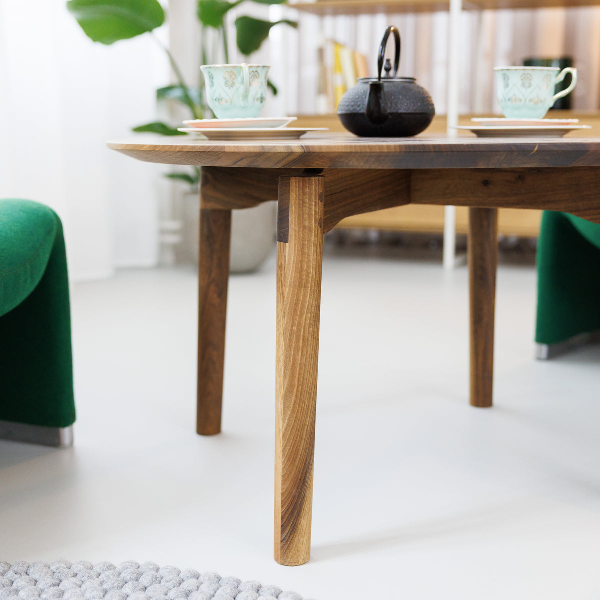 Runder konfigurierbarer Couchtisch Form S modern und stilvoll aus Massivholz