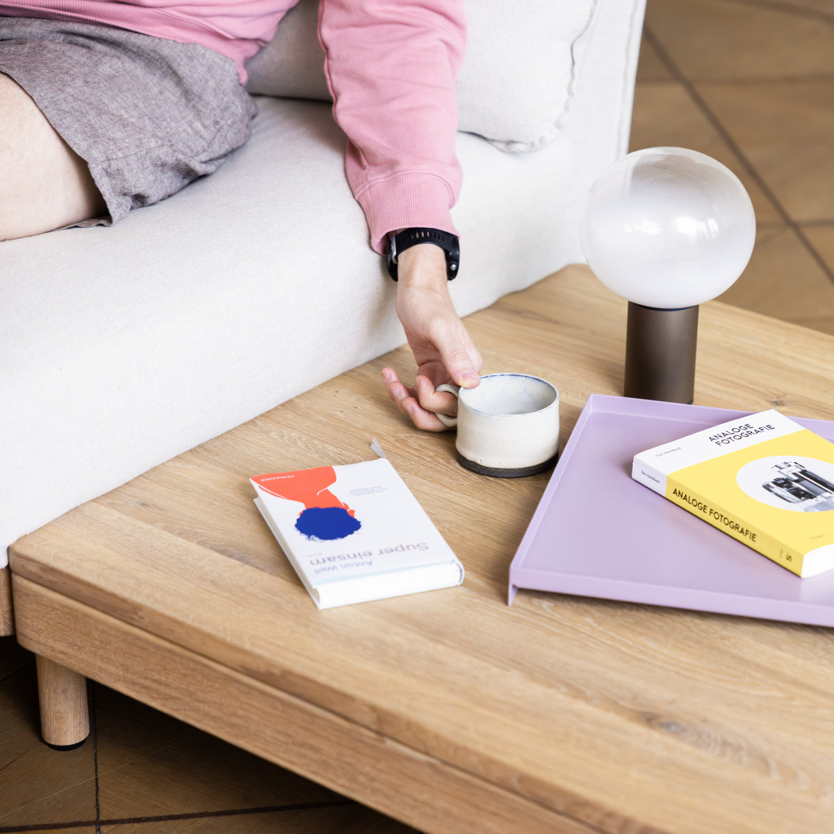 Sofa mit integriertem Beistelltisch