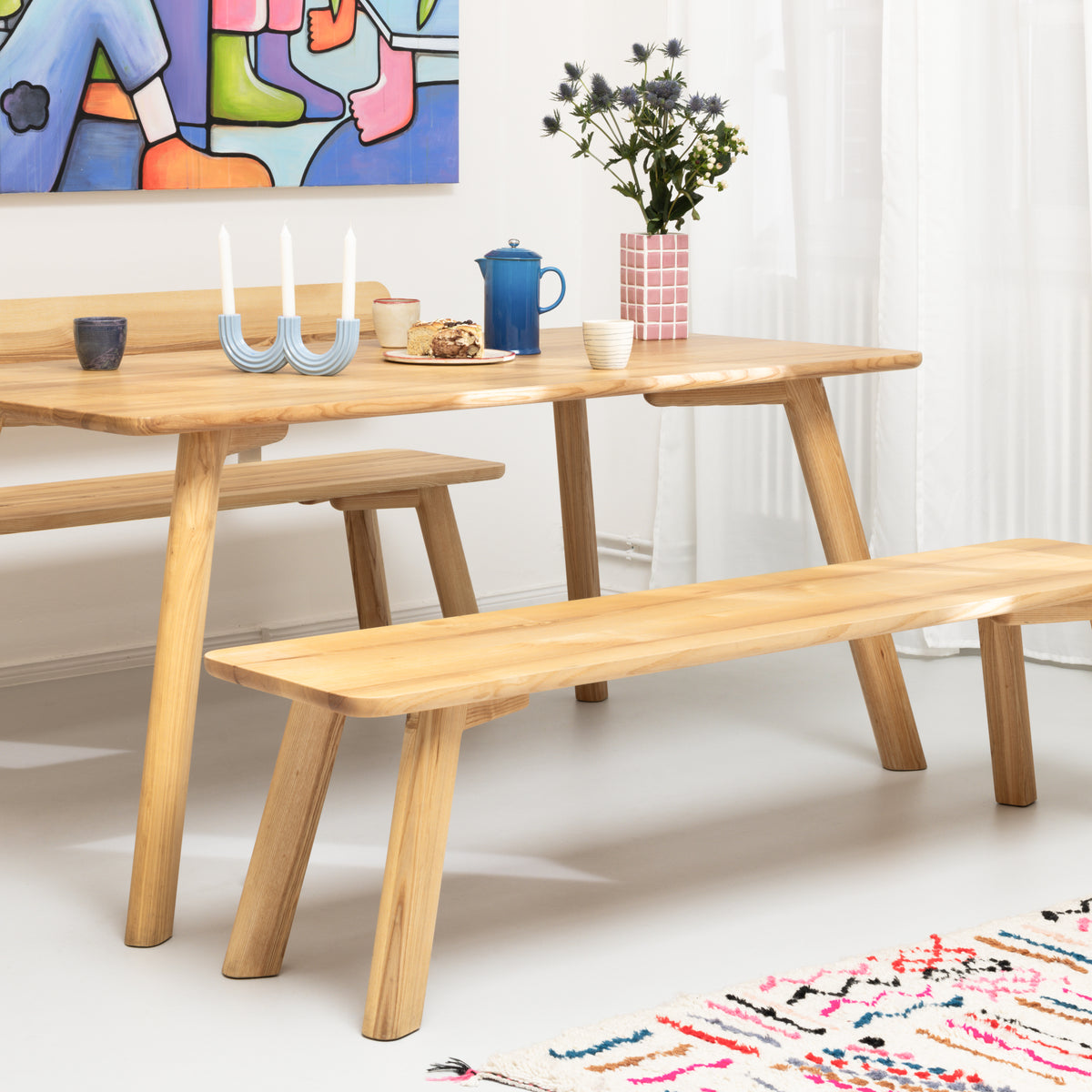 Sitzbank und Esstisch aus Massivholz mit natürlicher Holzstruktur