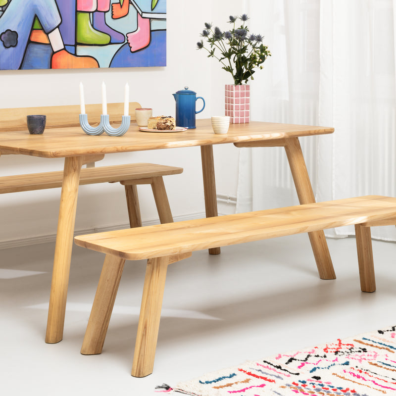 Sitzbank und Esstisch aus Massivholz mit natürlicher Holzstruktur