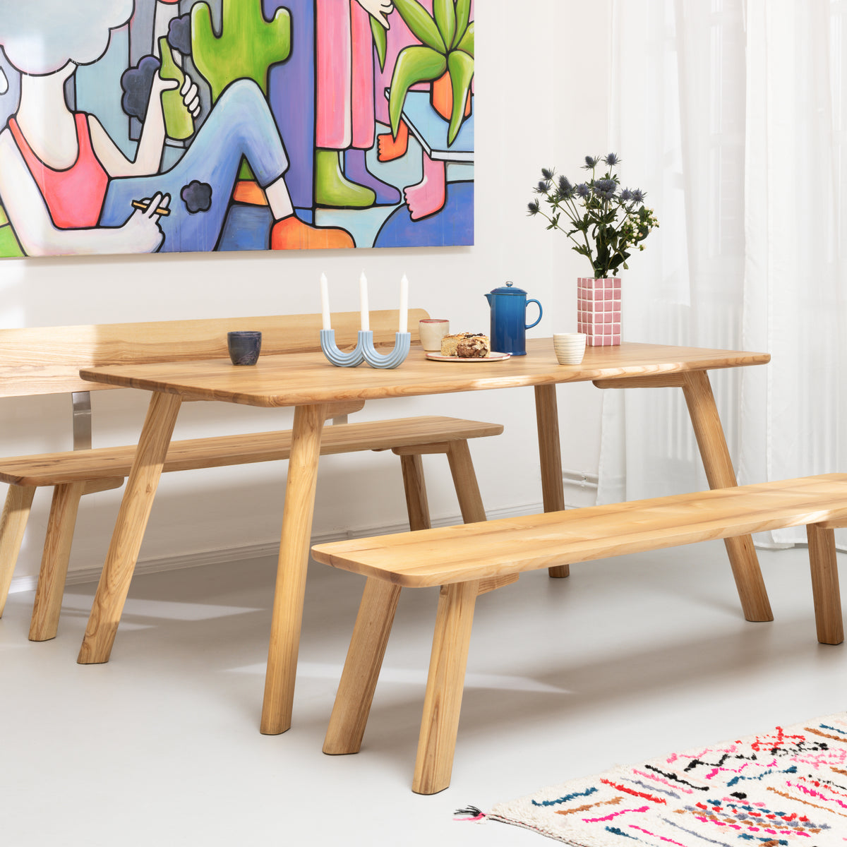 Esstisch Form A aus Massivholz, geölt, mit angeschrägten Holzbeinen