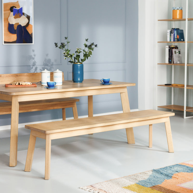 Esszimmer mit Ausziehtisch und Bank aus geöltem Massivholz