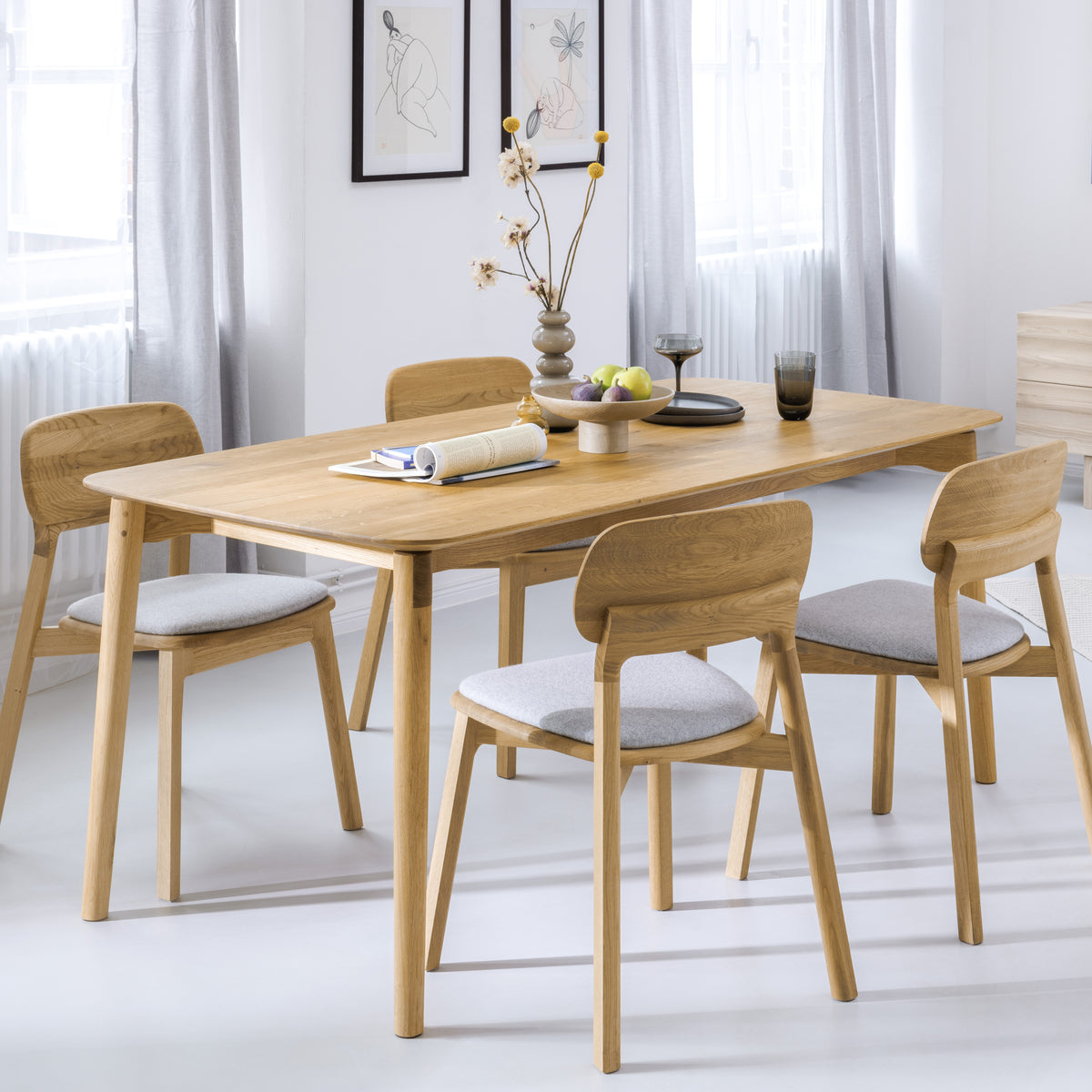 Esszimmer mit Designer Esstisch und Stühlen aus Massivholz