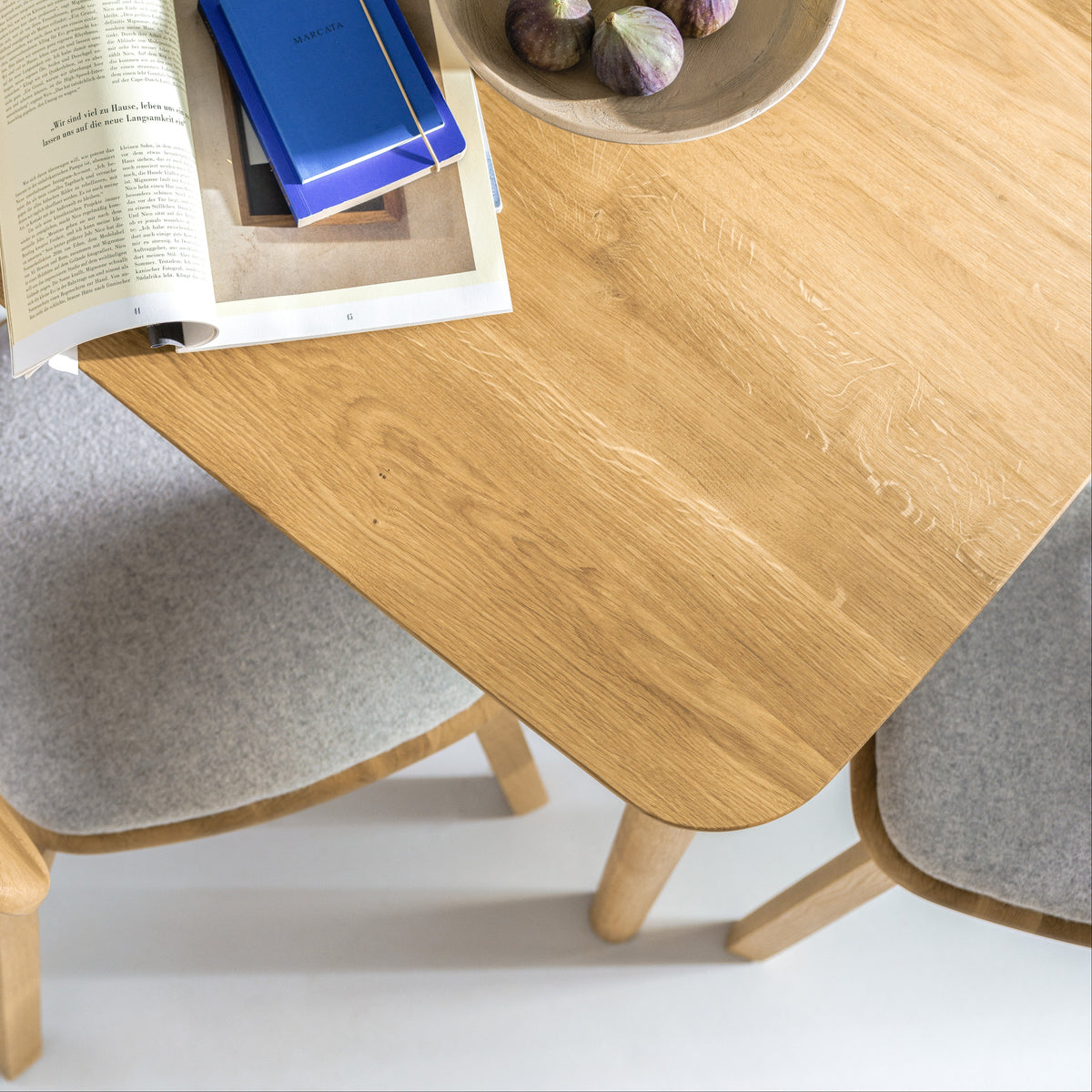 Quadratischer Esstische und Stühle aus Massivholz