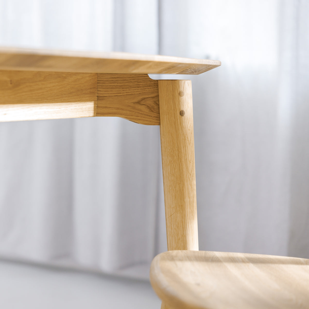 Glattes Eckblatt mit sichtbaren Holzdübeln - ekomia