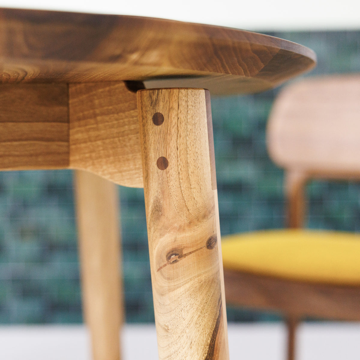Detailaufnahme Holzdübel Bein glattes Eckblatt