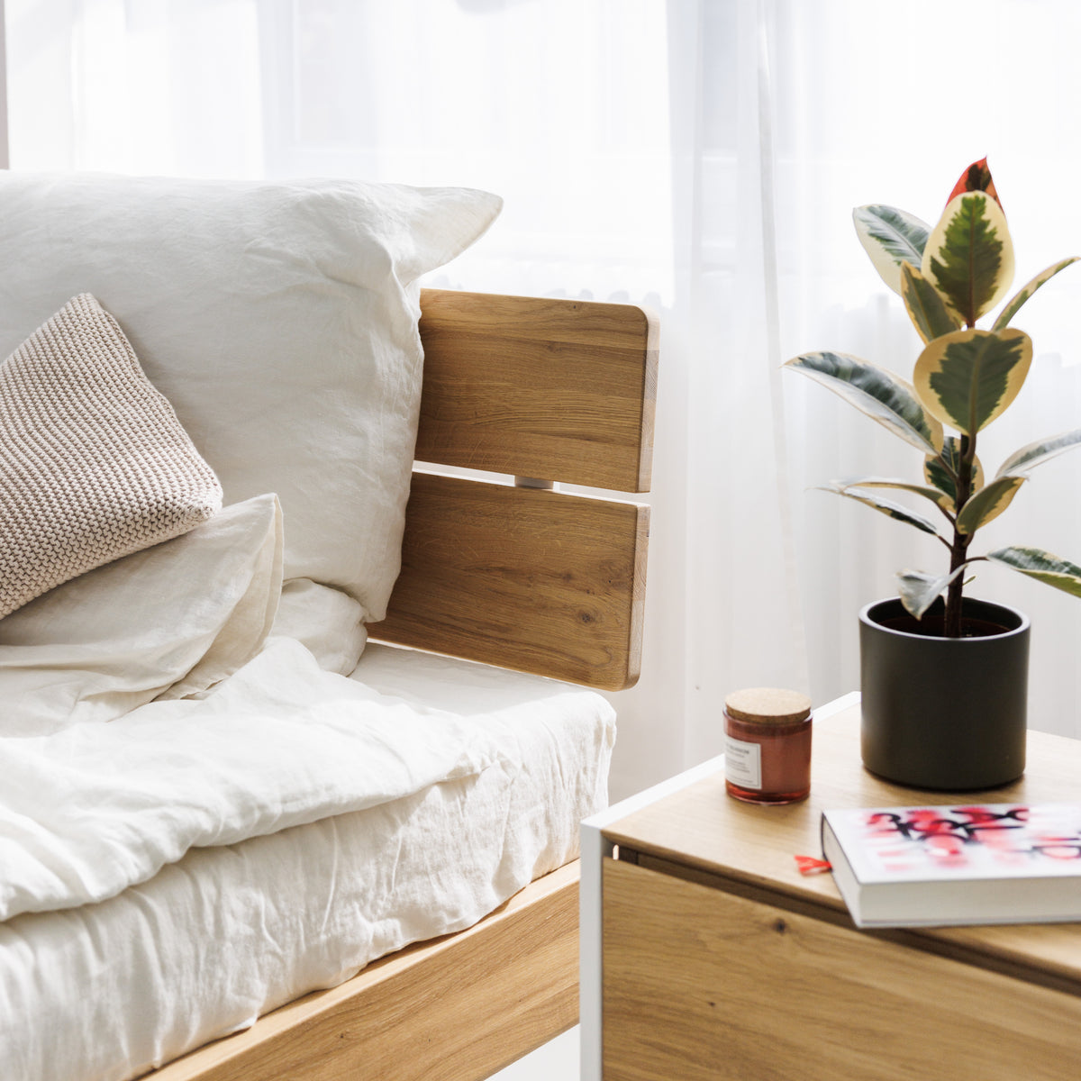 Design Eichenbett mit Kopfteil und Nachttisch