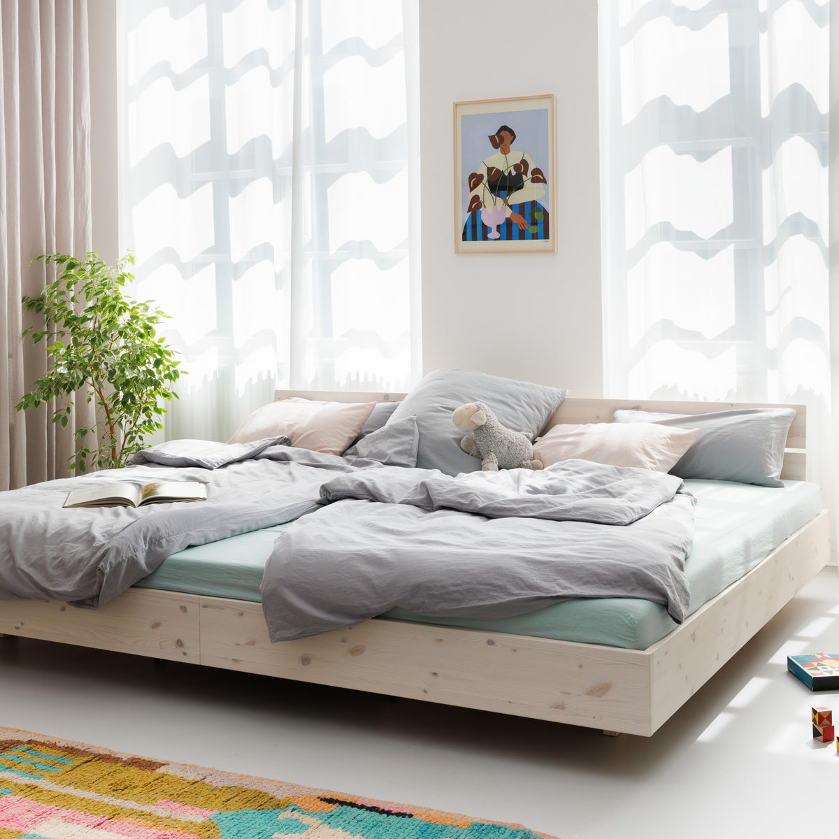 Design Familienbett in schwebe Optik in weiß
