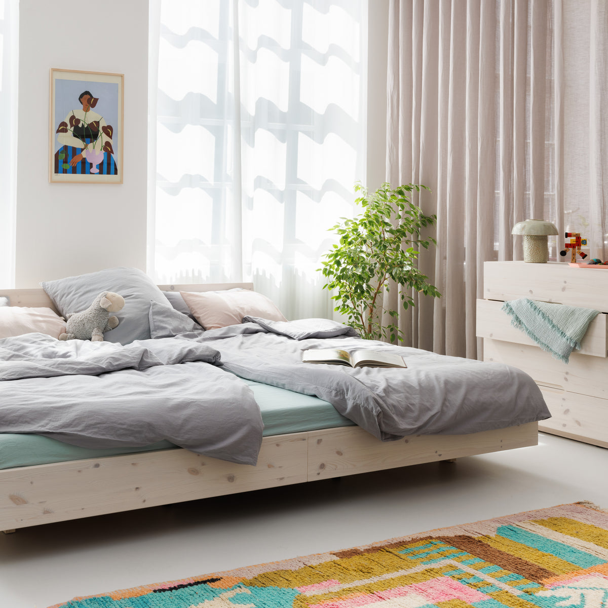 Minimalistisches Schwebebett für die ganze Familie mit pflanzenbasierter Lasur und sichtbarer Holzmaserung