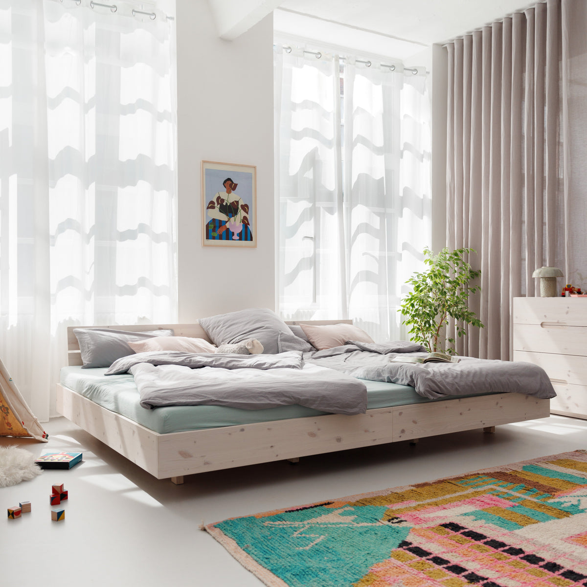 Großes Familienbett in zeitlosem Stil und Pastell-Bettwäsche