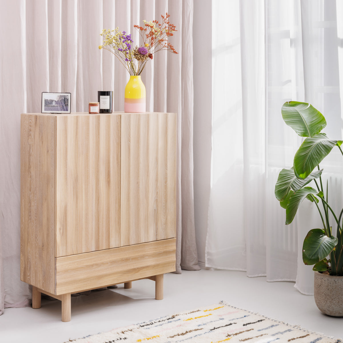 Design Highboard mit fließender Wellenform an den Fronten 