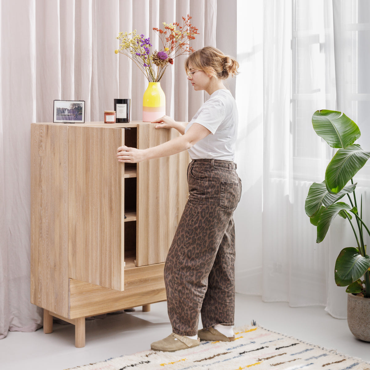Hochwertiges Highboard mit Brettern und Schublade