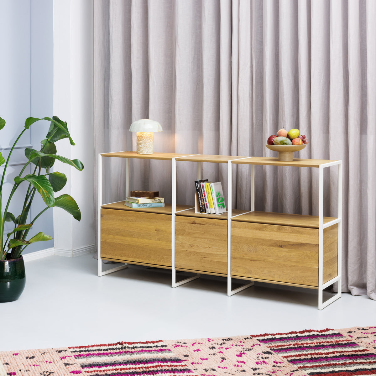 Highboard Wega von ekomia mit weißen Metallelementen und hellgeöltem massivem Eichenholz. 