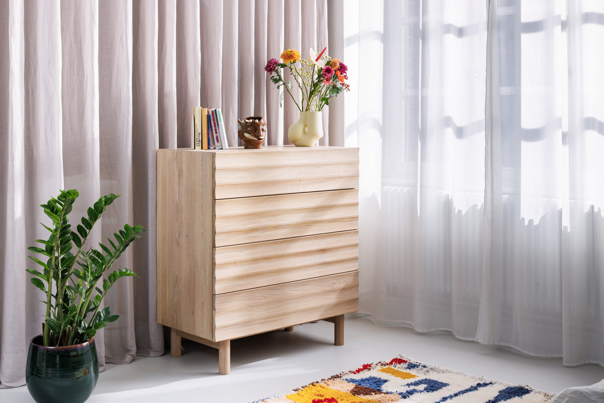 Design Kommode mit Schubladen in Wellenform aus Eiche
