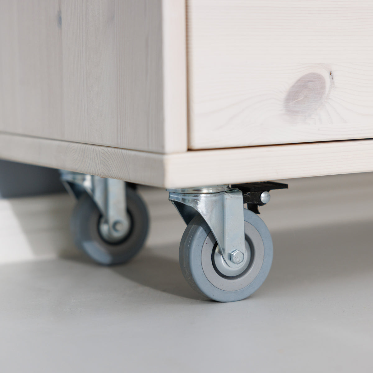 Lowboard auf funktionalen Rollen
