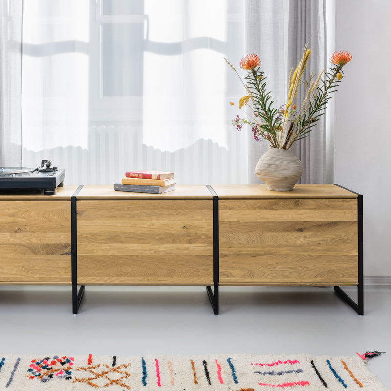 Sideboard aus Massivholz mit robustem schwarzen Metallrahmen und Türen