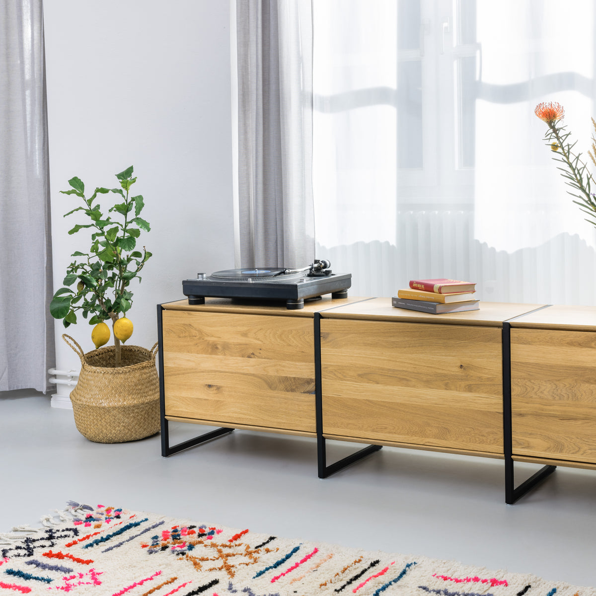 Sideboard aus massiver Eiche mit stabilen schwarzen Metallbeinen und Türen