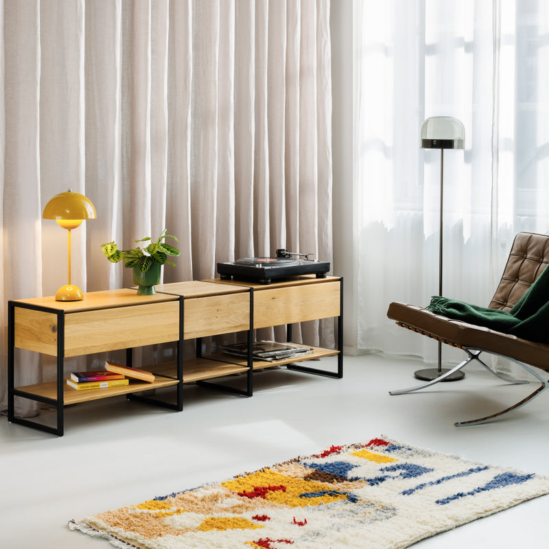 Zeitloses Designer Lowboard aus massivem Holz mit funktionalem Stauraum und eleganten Metall-Details