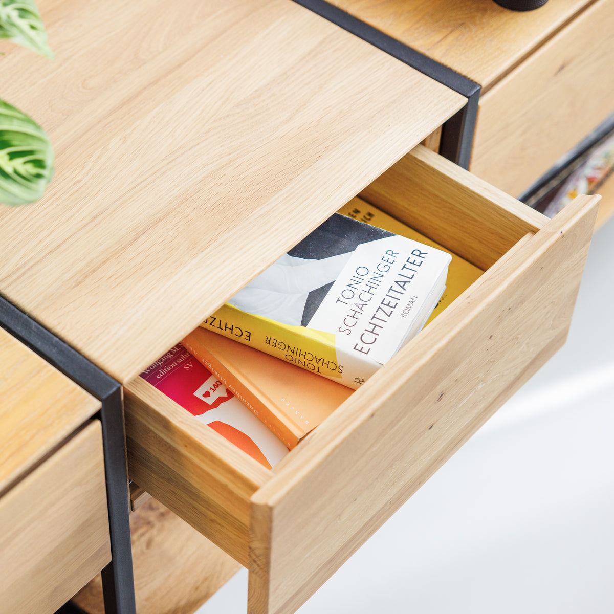 Modulares Lowboard aus Massivholz mit Schublade und schwarzen Metallakzenten