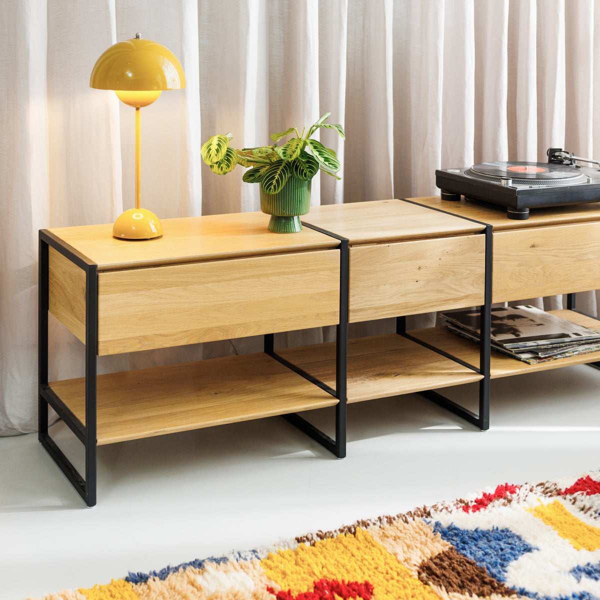 Sideboard aus Eiche massiv mit mittlerem Modul, Metallbeinen und Schubladen