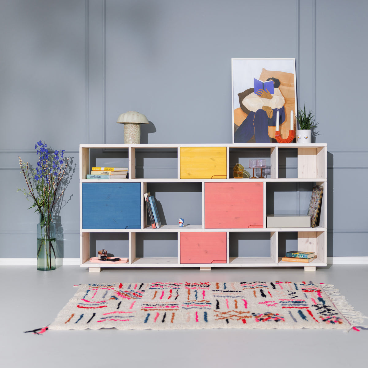 Minimalistiches Design Regal Alma mit farbigen Türen